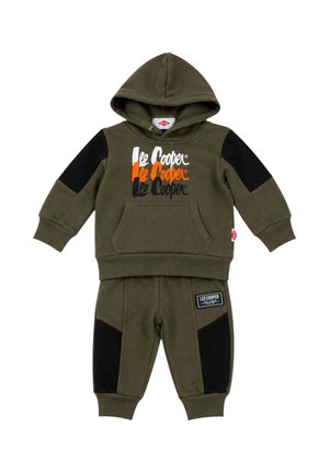 Sweat à capuche pour enfant vert olive et pantalon assorti avec des patchs noirs et un texte multicolore "Lee Cooper" sur le devant.