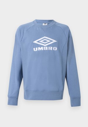Lyseblå langermet genser med ribbestrikkede mansjetter og nederkant, med en hvit Umbro-logo sentrert på brystet.