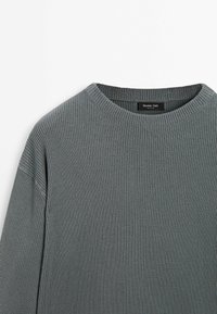 Grauer gerippter Pullover mit Rundhals, der ein strukturierter Strickmuster aufweist und ein Etikett sichtbar im Kragen hat.