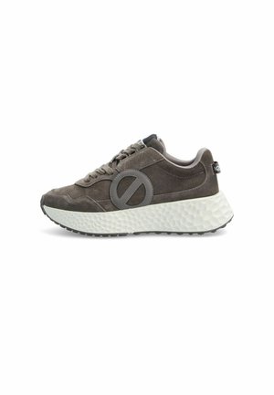 Sneaker grigia in camoscio con colletto imbottito, grande suola bianca texturizzata, logo circolare sul lato e chiusura con lacci vista dal lato esterno.
