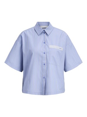 Šviesiai mėlyna trumpomis rankovėmis marškinėliai su plonomis baltomis vertikaliomis juostelėmis ir maža krūtinės kišenė su baltos juostelės akcentu.