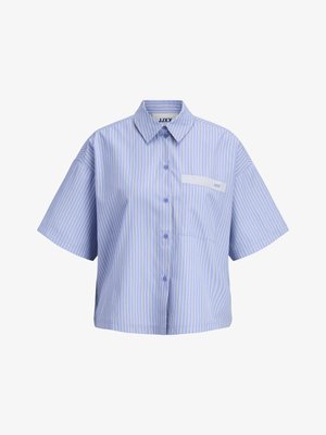 Šviesiai mėlyna trumpomis rankovėmis marškinėliai su plonomis baltomis vertikaliomis juostelėmis ir maža krūtinės kišenė su baltos juostelės akcentu.