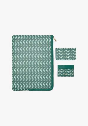 Sada zelených zippered pouches vyrobená z texturované látky s bílými geometrickými vzory; obsahuje větší pouzdro a dvě menší pouzdra na karty.