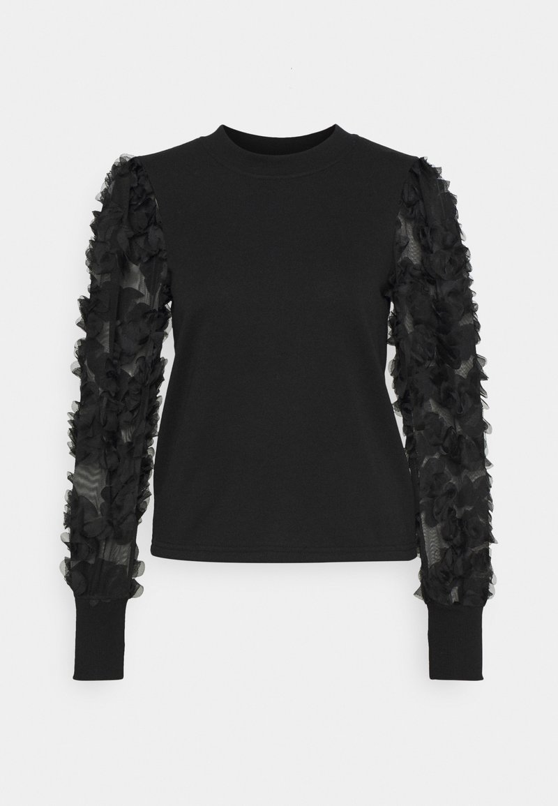 Camisa negra de manga larga con cuerpo ajustado. Las mangas presentan un detalle de volantes en capas en tela transparente, creando una apariencia texturizada.