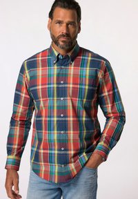 Camisa abotonada con un patrón de cuadros multicolor en rojo, azul, verde y amarillo. Cuello clásico, mangas largas y botones en la parte delantera.