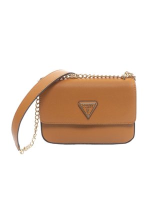 Sac bandoulière camel en matériau synthétique texturé avec une bandoulière chaîne dorée. Il présente un logo triangulaire et une fermeture à rabat.