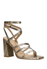 Gouden metallic sandalen met hoge hak en blokhak, met enkelgesp en een gestructureerd slangenhuidpatroon.