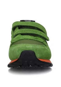 Scarpa sportiva verde con tomaia in suede e mesh, due cinturini in Velcro, accentuazione arancione sulla suola e suola in gomma nera testurizzata.
