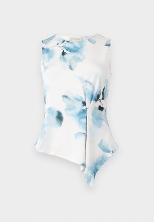 Bez rękawów bluzka z asymetrycznym dołem, wykonana z gładkiego, lekkiego materiału. Charakteryzuje się wzorem kwiatowym w odcieniach niebieskiego na białym tle.