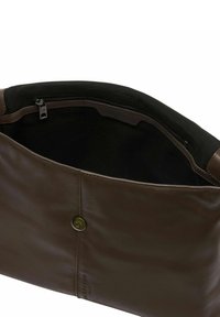 Brązowa skórzana kopertówka z czarnym materiałowym wnętrzem, otwartą wewnętrzną kieszenią na suwak oraz zapięciem na magnes na przedniej stronie.