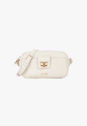 Witte leren schoudertas met gouden hardware, rechthoekige vorm, voorste sluiting en verstelbare schouderband. Logo is opgedrukt aan de voorkant.