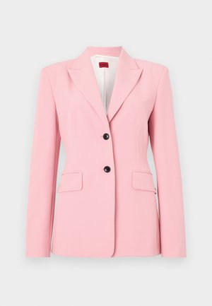 Hellrosa Blazer mit taillierter Passform, einreihigem Design, zwei vorderen Taschen und schwarzen Knopfakzenten. Glatte Stofftextur.