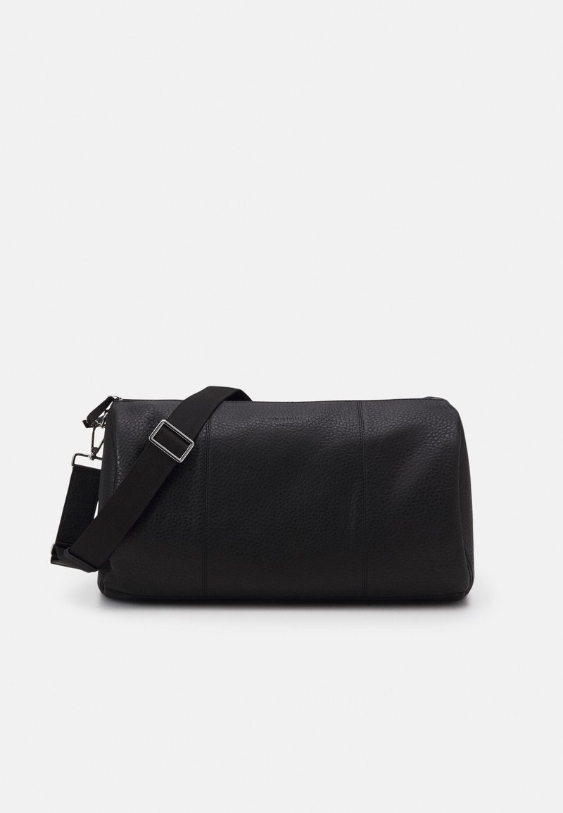 Schwarze Leder-Duffel-Tasche mit strukturierter Oberfläche, zylindrischer Form und einem verstellbaren Stoff-Schultergurt mit einer silbernen Metallschnalle.