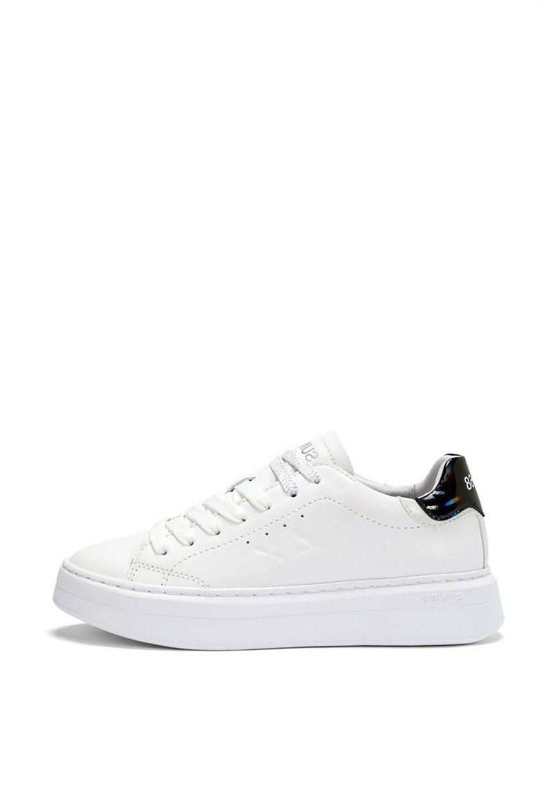 Sneakers in pelle bianca con finitura liscia, dotati di lacci argento, un accento sul tallone iridescente nero e una suola bianca spessa.