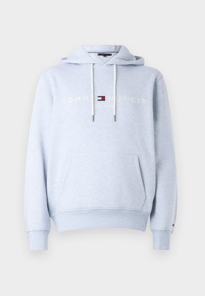 Sweatshirt bleu clair avec une capuche, doté d'une poche avant et de cordons de serrage. Logo "TOMMY HILFIGER EST. 1985" en crème sur la poitrine.