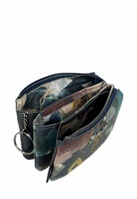Billetera de cuero con múltiples compartimentos con cremallera, con un patrón floral en tonos azules, rosas y amarillos, y un accesorio para llavero.