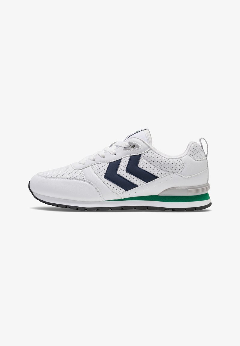 Sneaker bianca a basse top con dettagli perforati, accenti a zigzag blu navy, striscia verde nel sottopiede e suola nera vista di lato.