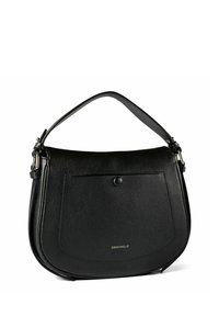 Schwarze Leder-Schultertasche mit abgerundeter Form, strukturierter Oberfläche, kurzem Griff und Fronttasche mit metallischem Druckknopfverschluss.