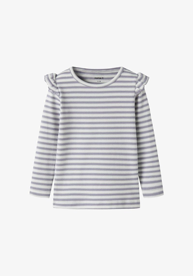 Top de manga larga en rayas blancas y morado claro, textura acanalada, con detalles fruncidos en los hombros y escote redondo.