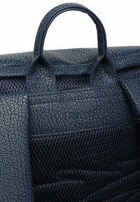 Modrá texturovaná syntetická kabelka s horním uchem a síťovanými detaily; obsahuje logo a vzor připomínající popraskanou kůži.