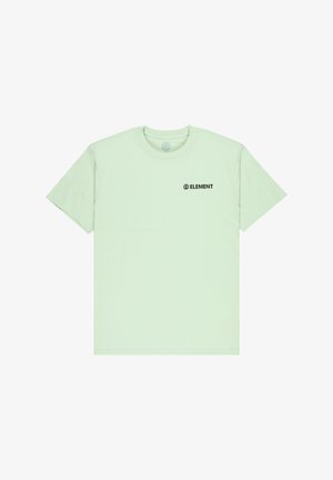 Světlounce zelené bavlněné tričko s kulatým výstřihem a krátkými rukávy. Na hrudi je malé černé logo "ELEMENT". Hladká textura.