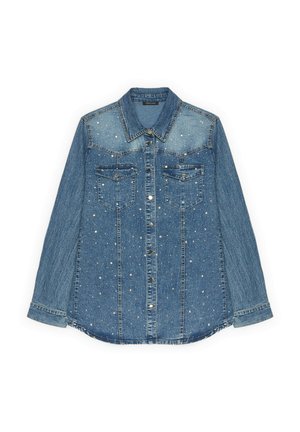 Blauw denim overhemd met lange mouwen, metalen knopen, twee borstzakken met klep en verspreide kleine zilveren studs op de voorkant en het bovenste gedeelte van de rug.