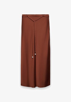 Jupe midi en satin marron à coupe ajustée, dotée d'une fine ceinture à nouer et de perles décoratives aux extrémités.