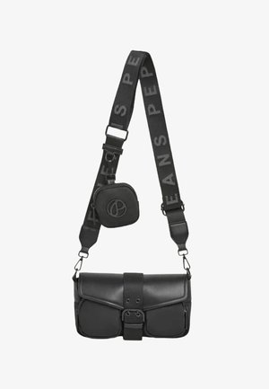 Borsa a tracolla in pelle nera con ampia tracolla regolabile brandizzata e piccola pochette con zip attaccata alla tracolla.