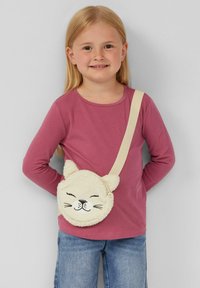 Runde, cremefarbene Umhängetasche mit einem Katzengesicht-Design, plüschiger Textur, gestickten Details und einem beigen verstellbaren Schultergurt.