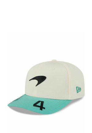 Casquette blanche avec un logo noir et une visière turquoise arborant le chiffre "4" en noir. Design structuré avec des œillets de ventilation.