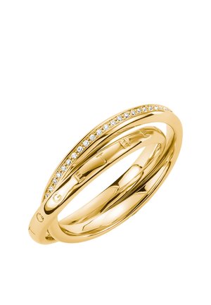 Trois anneaux en or entrelacés, l’un avec de petits diamants et un autre gravé du mot "TOGETHER," sur fond blanc.