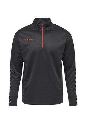 Zwarte sportpullover met lange mouwen, rode kwartrits, rood "hummel"-logo op de borst en chevronpatronen op de mouwen.