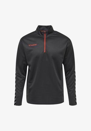 Zwarte sportpullover met lange mouwen, rode kwartrits, rood "hummel"-logo op de borst en chevronpatronen op de mouwen.