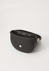 Bolso cruzado de imitacion de cuero negro con forma redondeada, acabado brillante y acentos en dorado. Cuenta con un interior espacioso.