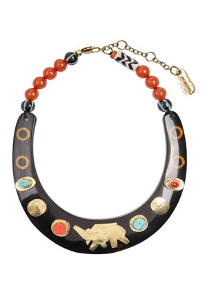 Naszyjnik z czarnym półksiężycem z pomarańczowymi, turkusowymi i złotymi okręgami, czerwono-pomarańczowymi koralikami oraz złotym wzorem słonia, zapinany na złoty łańcuszek z zawieszką.
