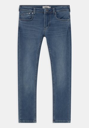 Vaqueros ajustados azul con botón y cremallera frontal, estilo de cinco bolsillos y ligero desvanecimiento en muslos y rodillas.