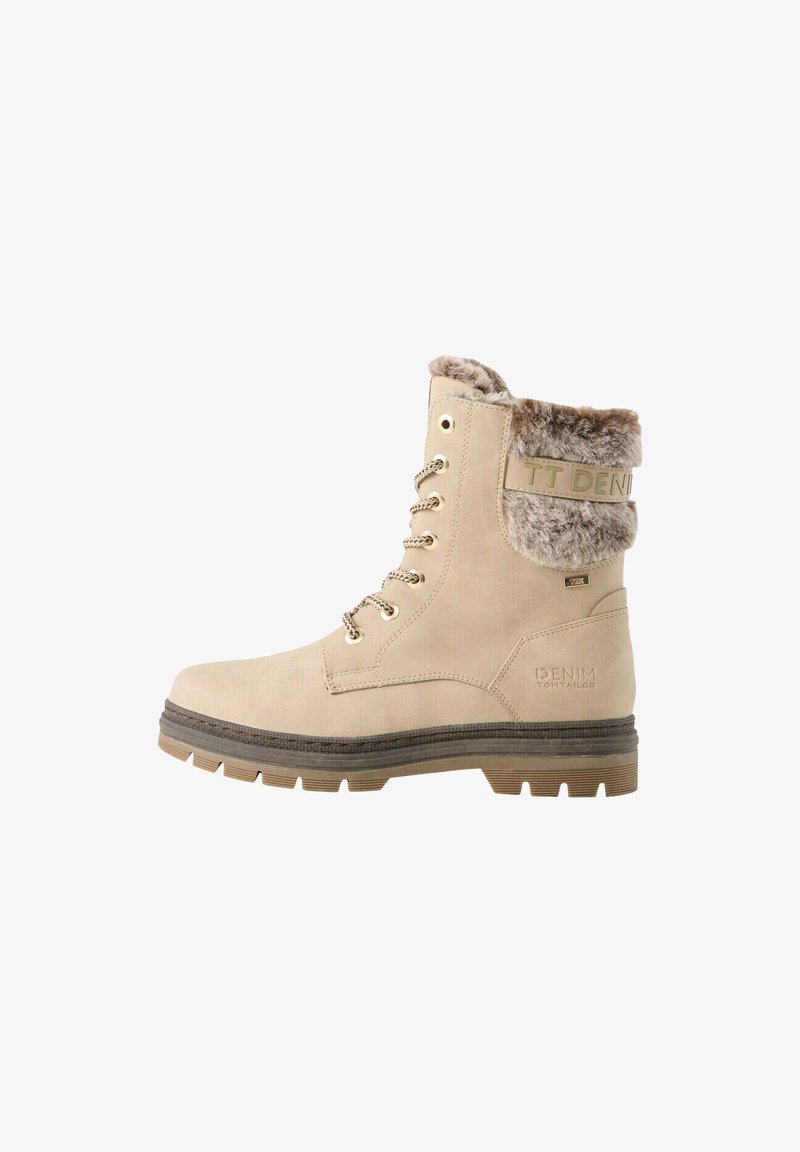 Beige ankelstøvler laget av semsket skinn med krage i falsk pels, snøring, gullhardware og robust såle med teksturdetaljer.