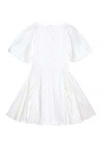 Valge lühikeste varrukatega kleit ümmarguse kaelusega, pehme kangas, plisseeritud seelikuosa ja kokkuvõetud külje detailid. Taga lukuga sulgemine.