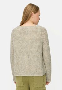 Lichtgrijze, gebreide trui met een relaxed fit, geribbelde textuur, ronde hals en verlaagde schouders. De zoom sluit aan op de heupen.