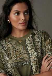 Next PETITE FIT - D SLUB ABSTRCT FLRL - Freizeitkleid - khaki green