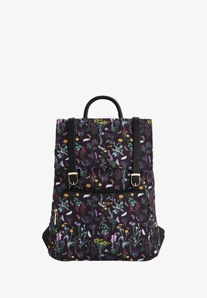 Ruksak s cvjetnim uzorkom na crnoj pozadini, s podesivim trakama, gornjom ručkom i prednjim džepom na zip, izrađen od izdržljivog materijala.