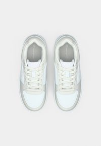 Αθλητικά παπούτσια με επάνω μέρος από λευκό και ανοιχτό γκρι δέρμα, στρογγυλεμένη μύτη, κορδόνια στο μπροστινό μέρος και διακριτικό σήμα στη γλώσσα. Ελαστική σόλα.