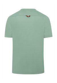 Gaiši zaļš īsajiem piedurknēm krekls ar apaļu apkakli. Viegla tekstūra, ar mazu sarkanu akcentu aizmugurē pie kakla. 