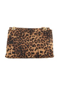 Sac à main à imprimé léopard en tissu texturé, avec un rabat replié, des accents en métal doré et un fond plat.
