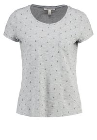 Camiseta gris de manga corta con cuello redondo, que presenta un patrón de anclas en navy y un bolsillo en el pecho izquierdo. Fabricada con un tejido suave y de textura suave.