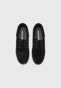 Schwarze Wildlederschuhe mit Schnürdesign, runden Zehen, kontrastierender Naht und einer strukturierten Gummisohle für besseren Halt.