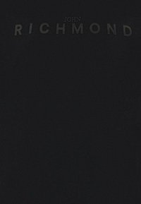 T-shirt nera realizzata in cotone morbido, con la scritta in rilievo nera "JOHN RICHMOND" sul petto. Design semplice senza ulteriori fantasie.