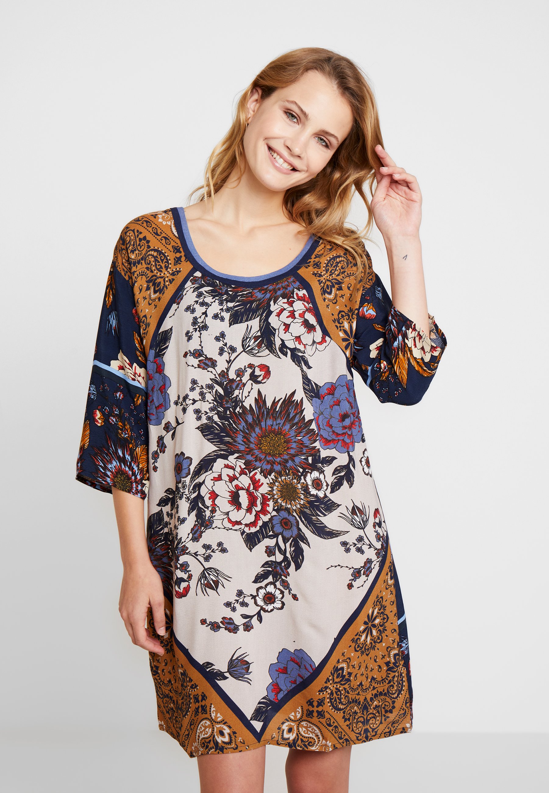 Cream FLOR TUNIC Tuniek bronzed Zalando.nl Cream RANJA TUNIC Tuniek captain navy Zalando.nl