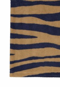 Kangas fleece inaa mandhari ya kahawia na mifumo ya mistari ya simba ya buluu wa baharini. Uso wake ni laini na wa muundo, unaofaa kwa matumizi mbalimbali.