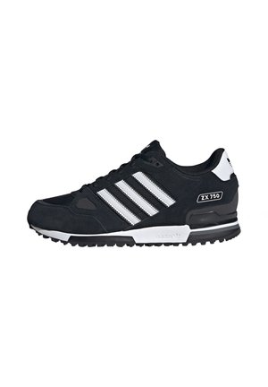 Zwart-witte Adidas ZX 750 sneaker met drie witte strepen, zwarte veters en een witte zool, van opzij weergegeven.